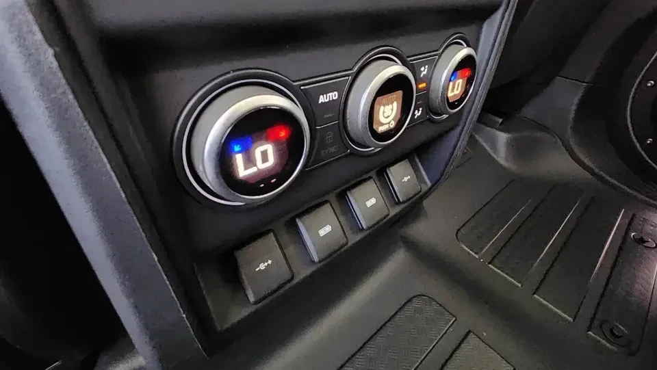 2020 Land Rover Defender L663 - Image 17 of 20