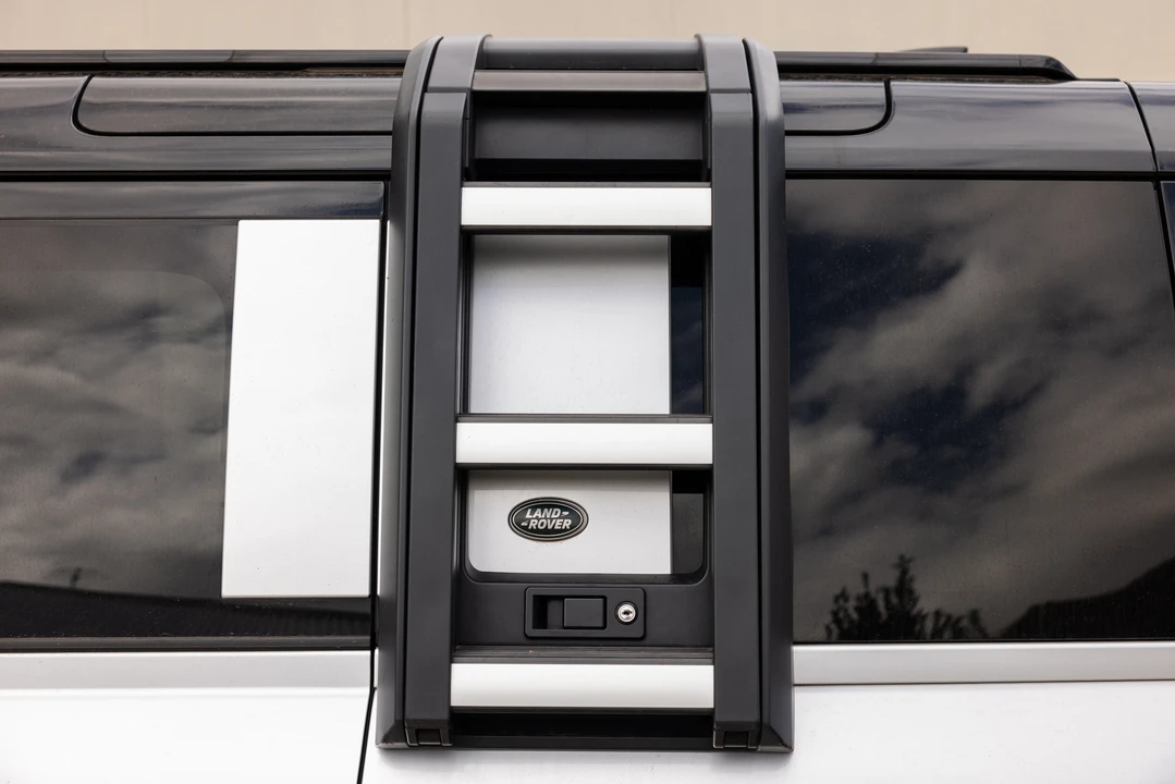 2020 Land Rover Defender L663 - Image 24 of 31
