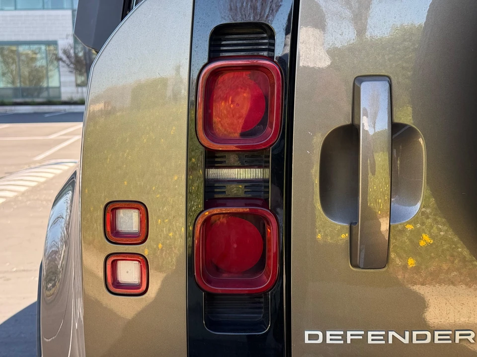 2020 Land Rover Defender 110 - Image 14 of 31