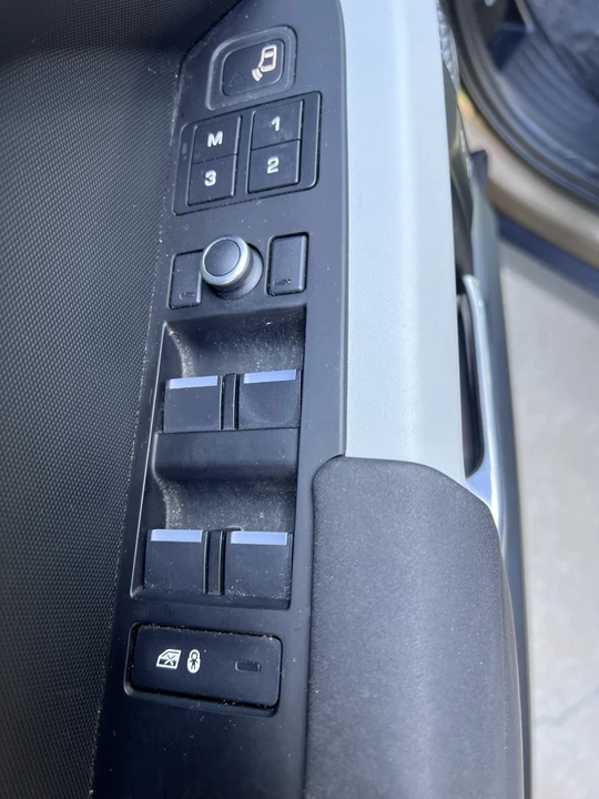 2020 Land Rover Defender 110 - Image 19 of 21