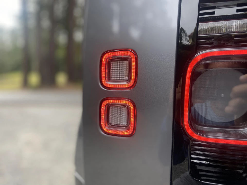 2020 Land Rover Defender L663 - Image 17 of 31