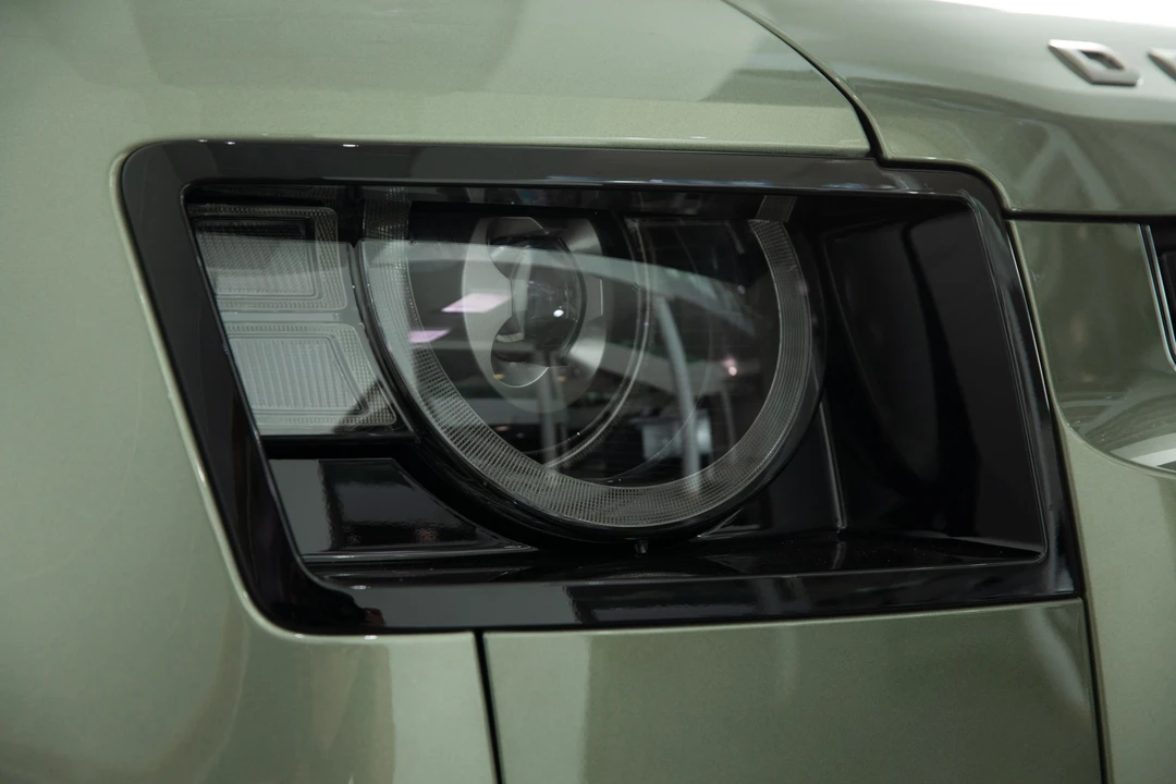 2020 Land Rover Defender L663 - Image 25 of 31