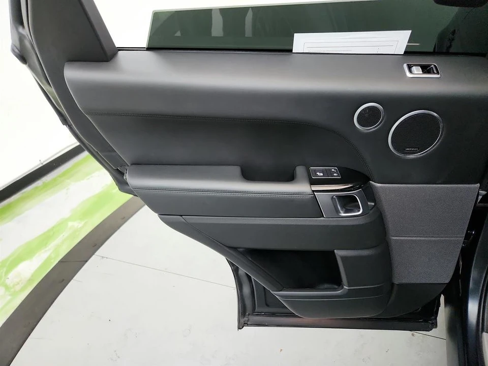 2020 Land Rover - Image 25 of 31