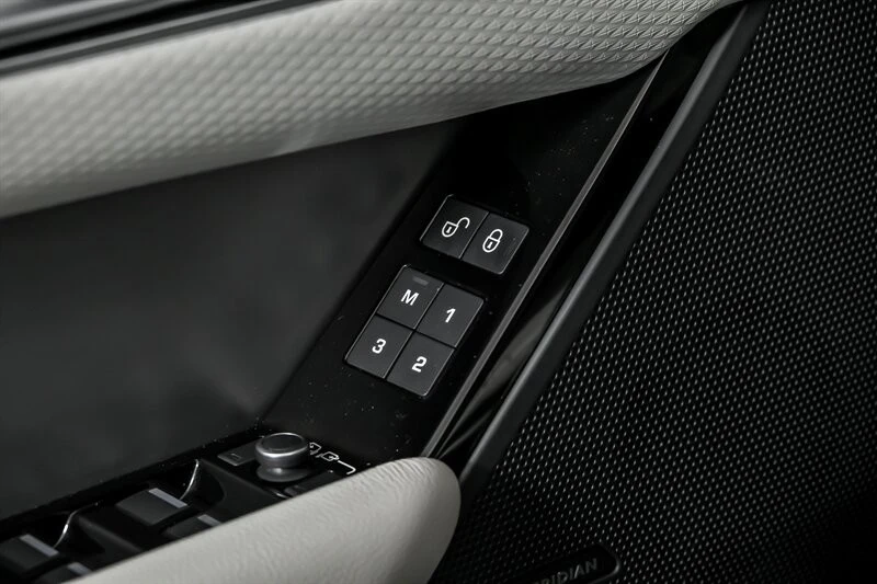 2020 Land Rover Range Rover Velar - Image 15 of 21