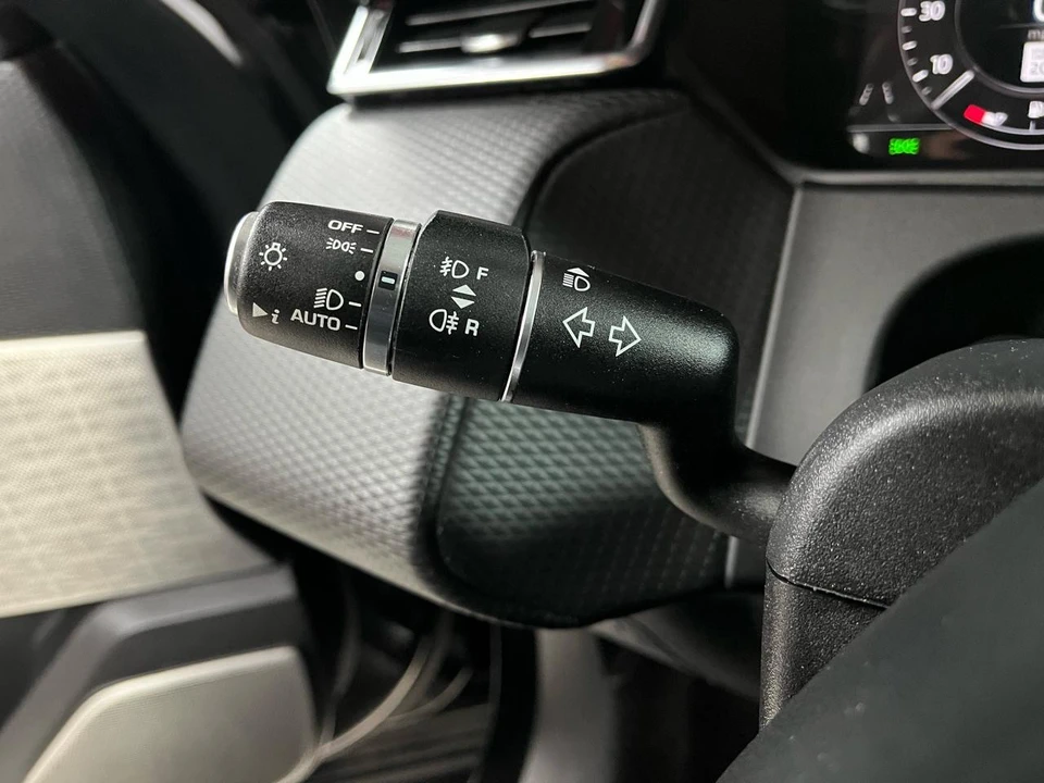 2020 Land Rover Range Rover Velar - Image 17 of 21