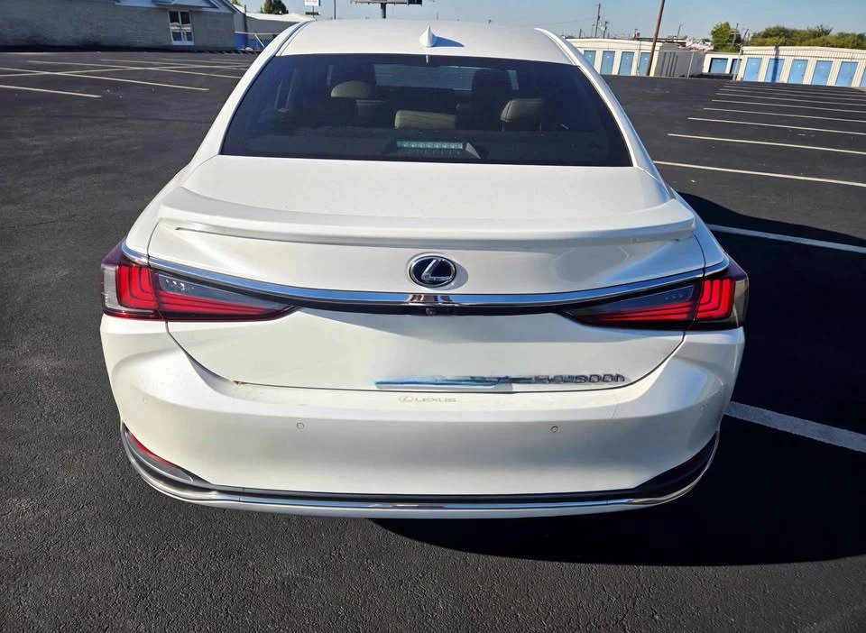 2020 Lexus ES 7th Gen - Image 8 of 12