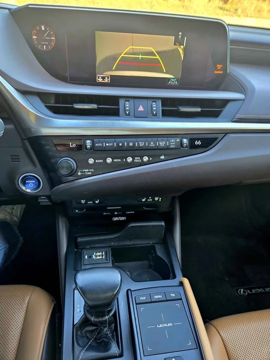 2020 Lexus ES 7th Gen - Image 10 of 12