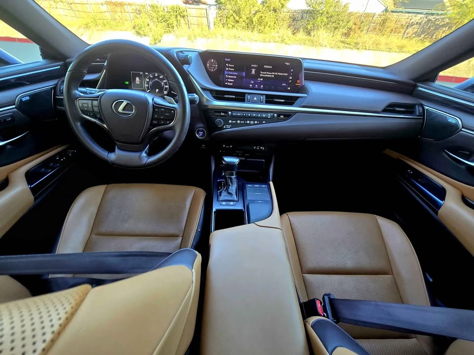2020 Lexus ES 7th Gen - Image 9 of 12