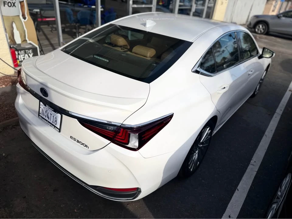 2020 Lexus ES 7th Gen - Image 5 of 9