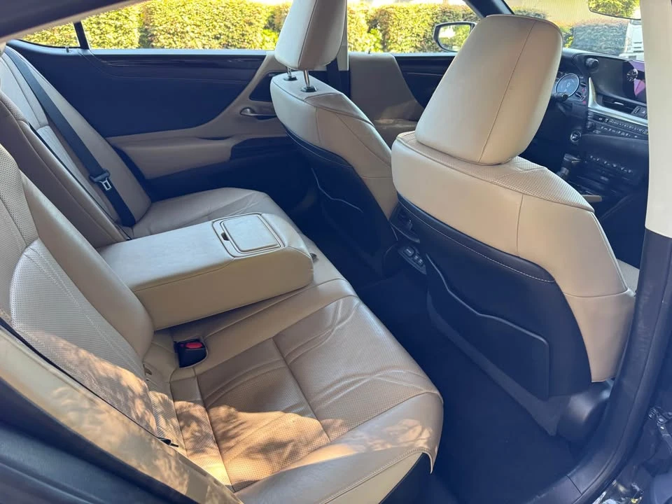 2020 Lexus ES 7th Gen - Image 9 of 19