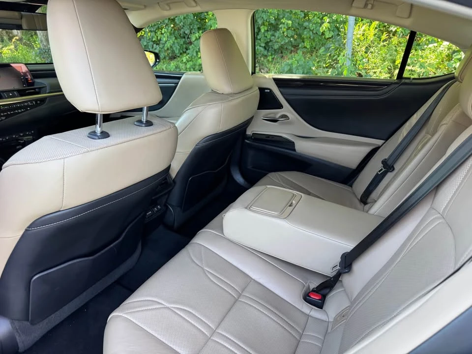 2020 Lexus ES 7th Gen - Image 10 of 19