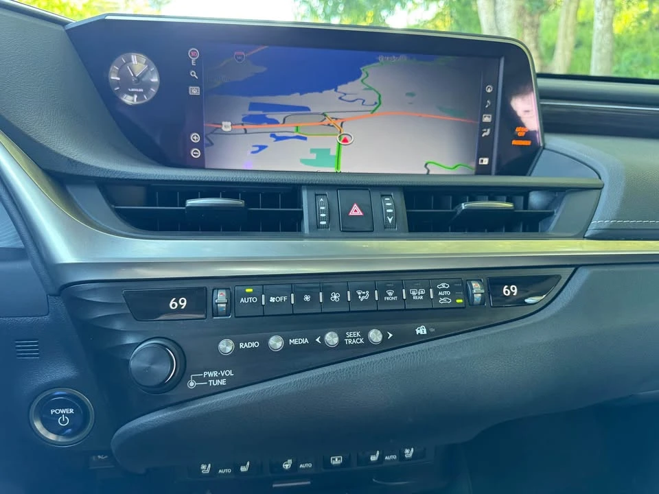 2020 Lexus ES 7th Gen - Image 16 of 19