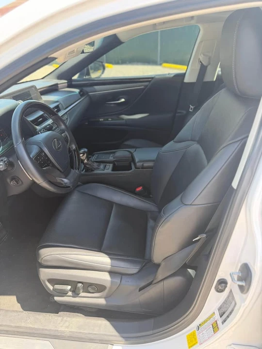 2020 Lexus ES 7th Gen - Image 6 of 9