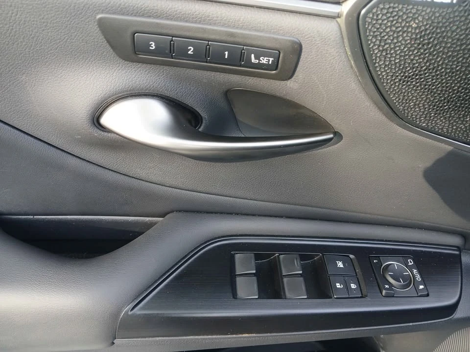 2020 Lexus ES 7th Gen - Image 7 of 15