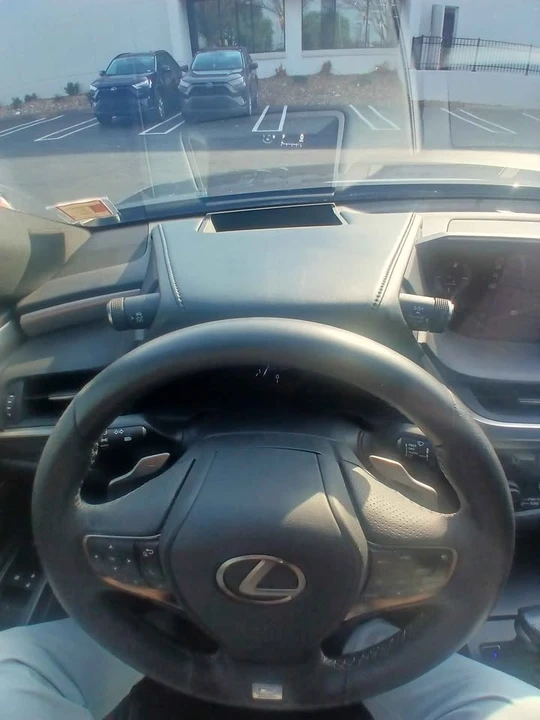 2020 Lexus ES 7th Gen - Image 11 of 15