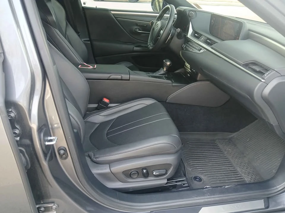 2020 Lexus ES 7th Gen - Image 10 of 15
