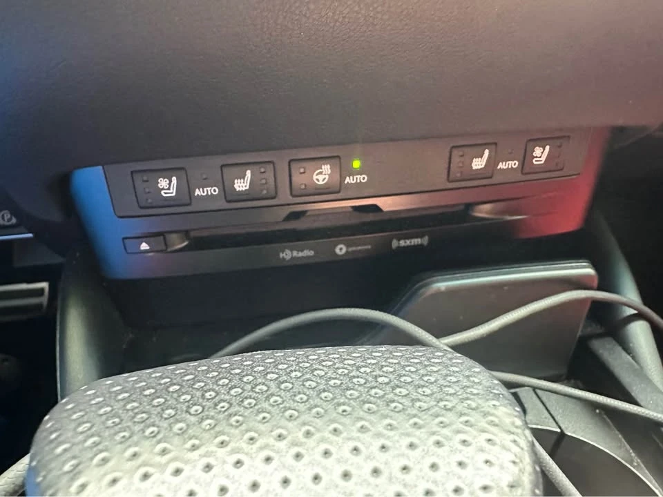 2020 Lexus ES 7th Gen - Image 9 of 10