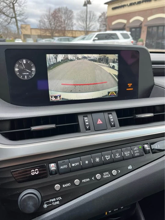 2020 Lexus ES 7th Gen - Image 13 of 15