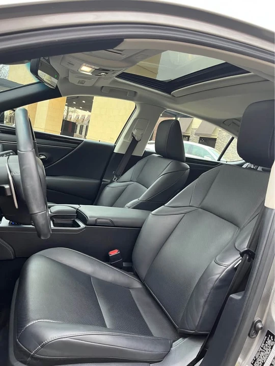 2020 Lexus ES 7th Gen - Image 12 of 15