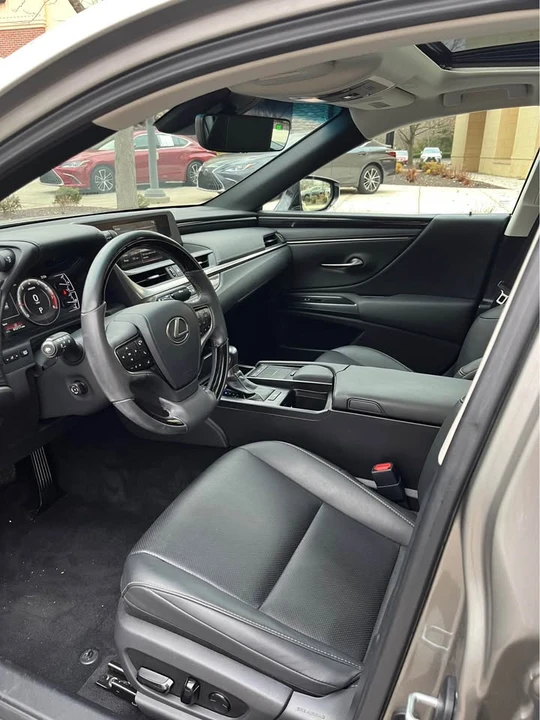 2020 Lexus ES 7th Gen - Image 10 of 15