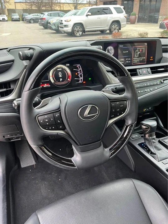 2020 Lexus ES 7th Gen - Image 9 of 15
