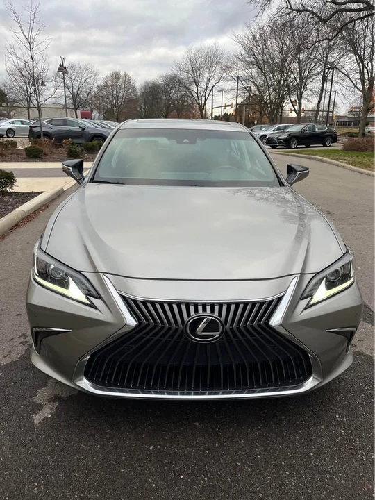 2020 Lexus ES 7th Gen - Image 2 of 15