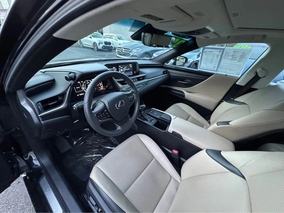 2020 Lexus ES 7th Gen - Image 10 of 13