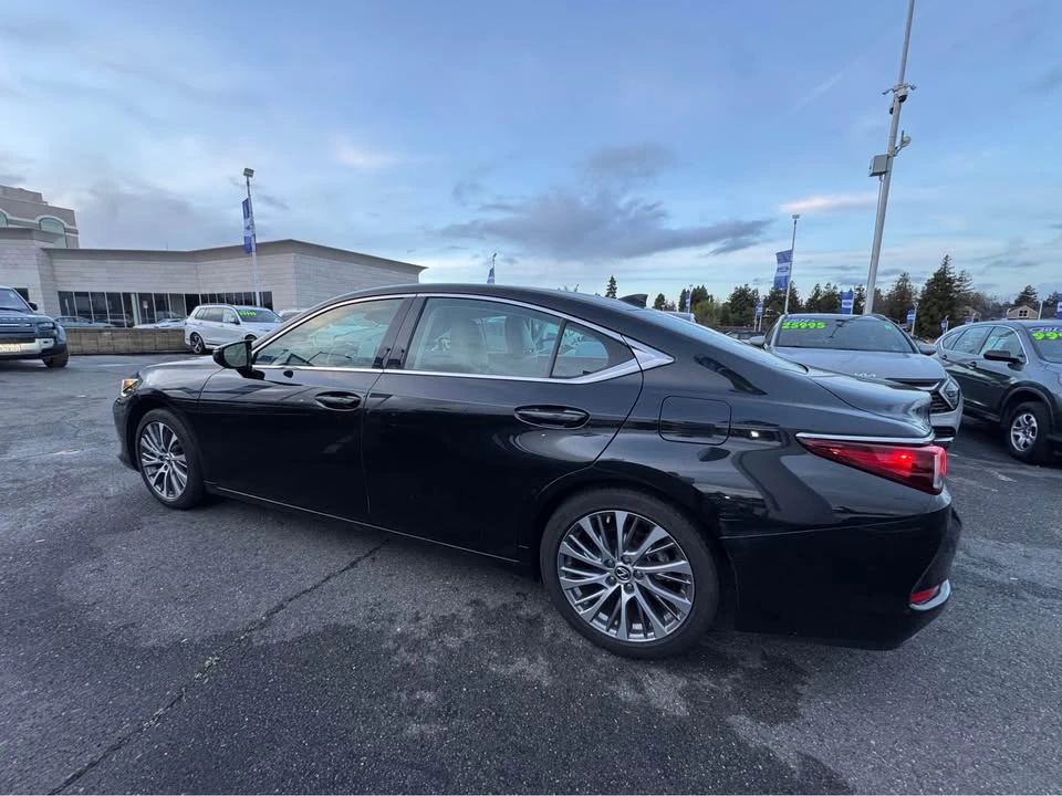 2020 Lexus ES 7th Gen - Image 6 of 13