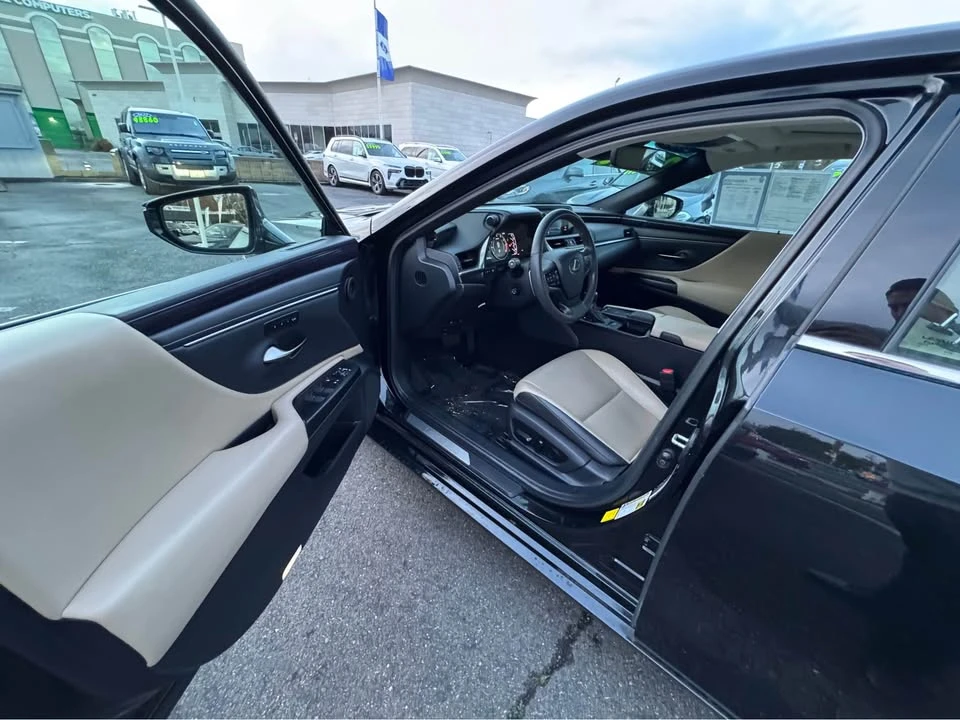 2020 Lexus ES 7th Gen - Image 9 of 13