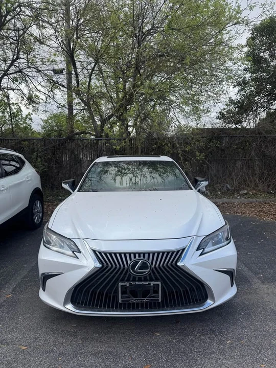 2020 Lexus ES 7th Gen - Image 2 of 6