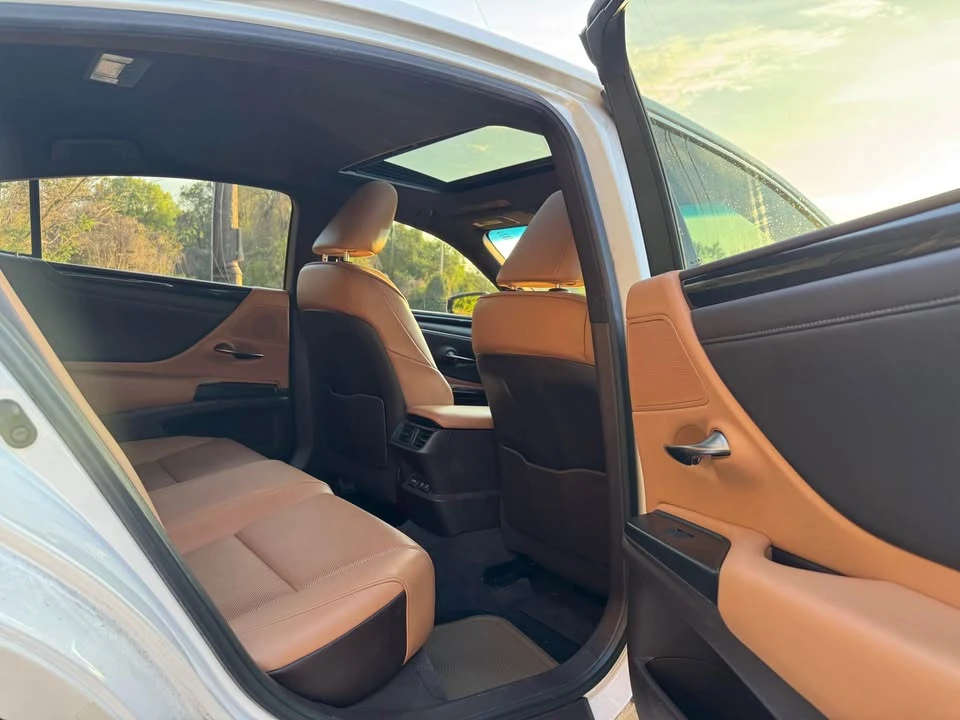 2020 Lexus ES 7th Gen - Image 9 of 19