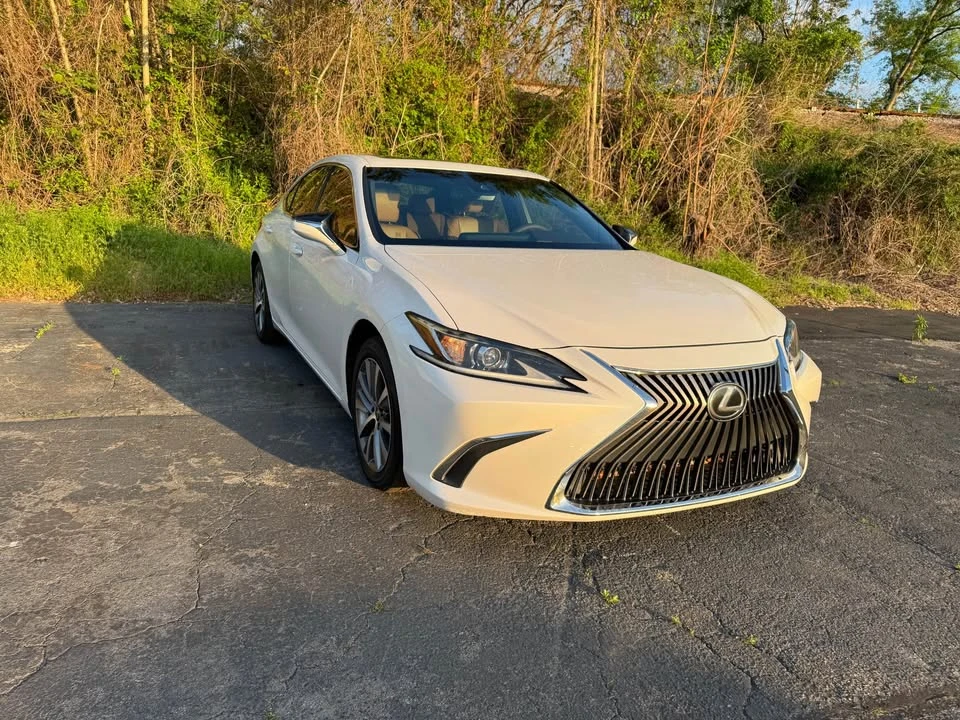 2020 Lexus ES 7th Gen - Image 13 of 19