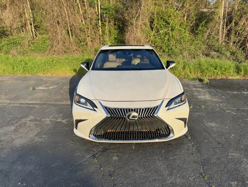 2020 Lexus ES 7th Gen - Image 16 of 19