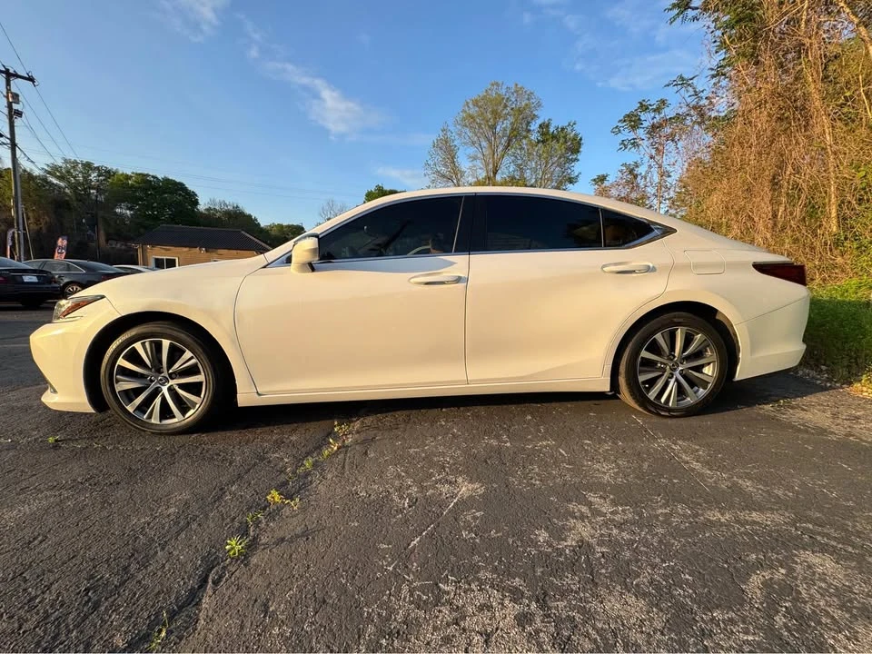 2020 Lexus ES 7th Gen - Image 11 of 19