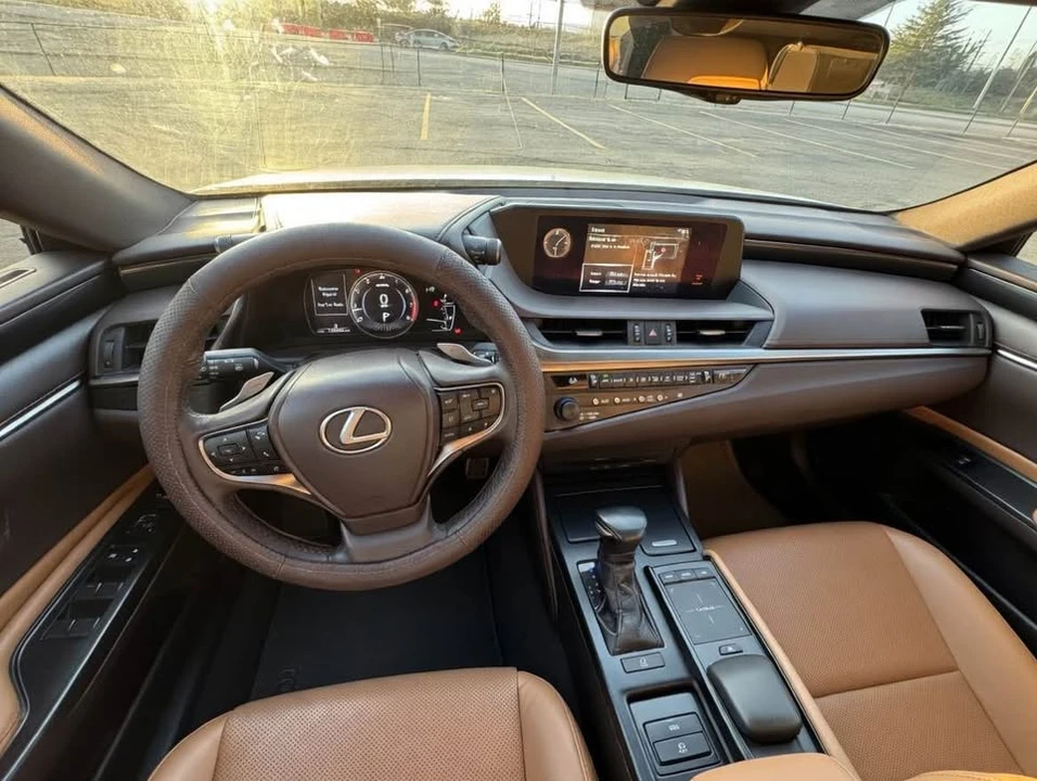 2020 Lexus ES 7th Gen - Image 4 of 19