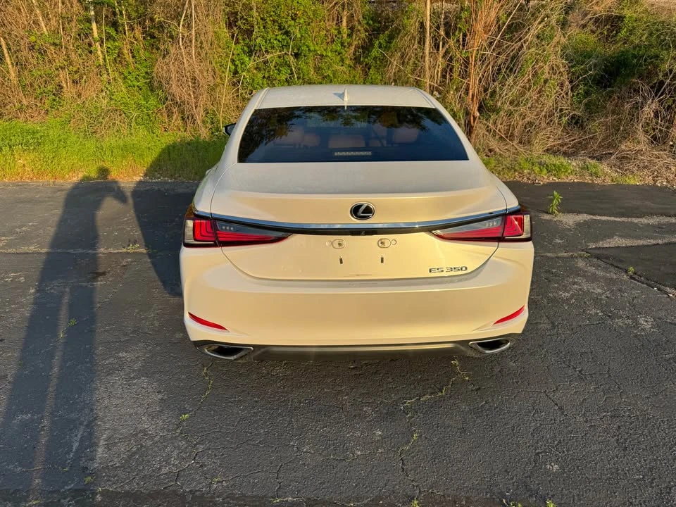 2020 Lexus ES 7th Gen - Image 15 of 19