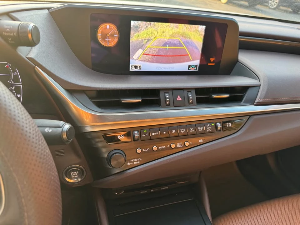 2020 Lexus ES 7th Gen - Image 5 of 19