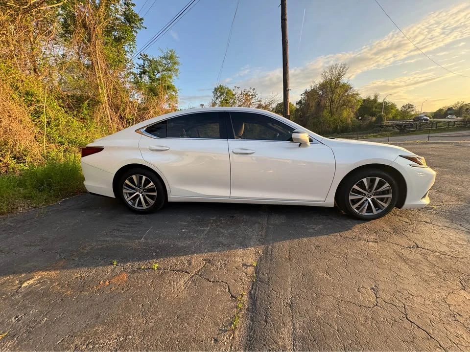 2020 Lexus ES 7th Gen - Image 12 of 19