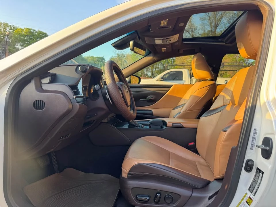 2020 Lexus ES 7th Gen - Image 18 of 19