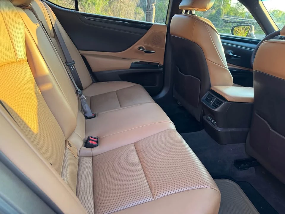 2020 Lexus ES 7th Gen - Image 8 of 19