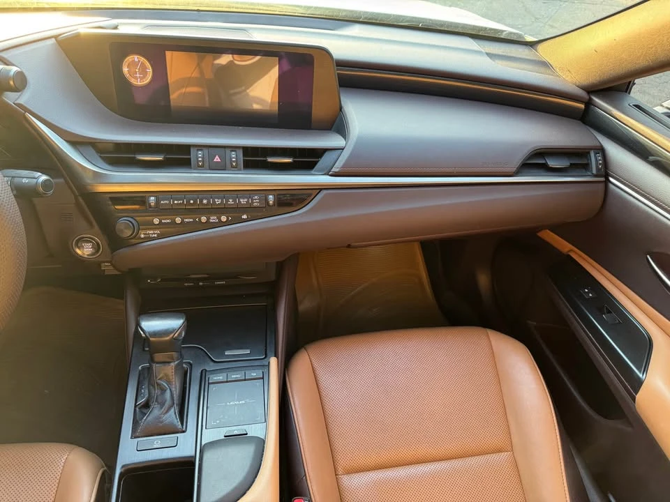 2020 Lexus ES 7th Gen - Image 7 of 19