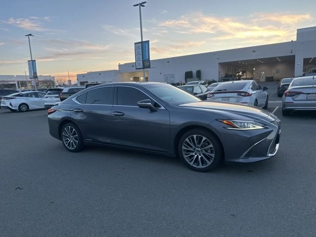 2020 Lexus ES 7th Gen - Image 2 of 5