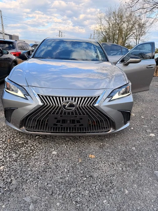 2020 Lexus ES 7th Gen - Image 9 of 11