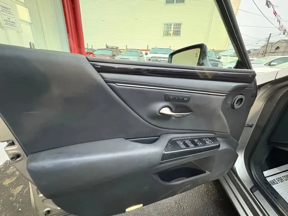 2020 Lexus ES 7th Gen - Image 10 of 20