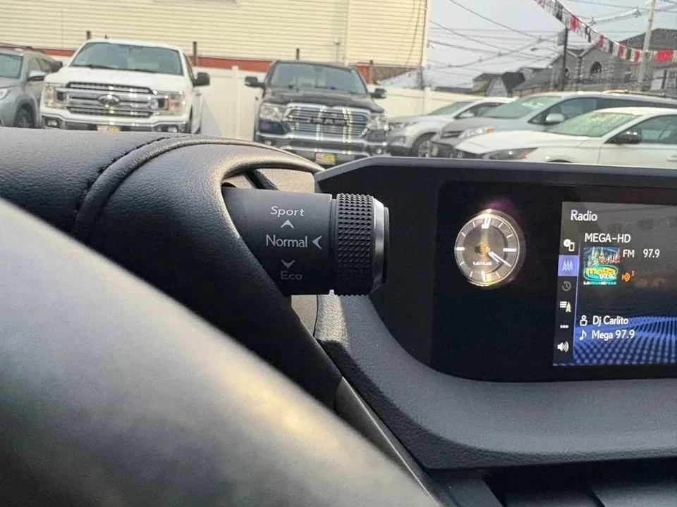 2020 Lexus ES 7th Gen - Image 18 of 20