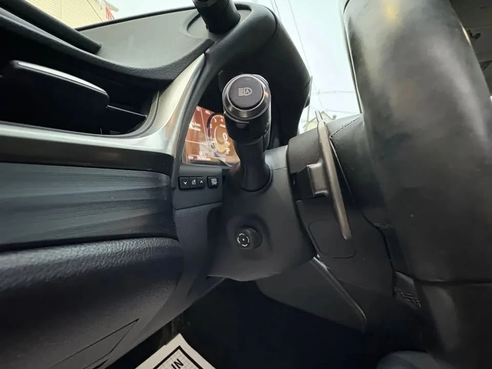 2020 Lexus ES 7th Gen - Image 13 of 20