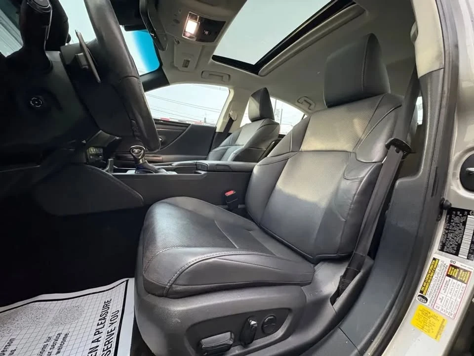 2020 Lexus ES 7th Gen - Image 11 of 20