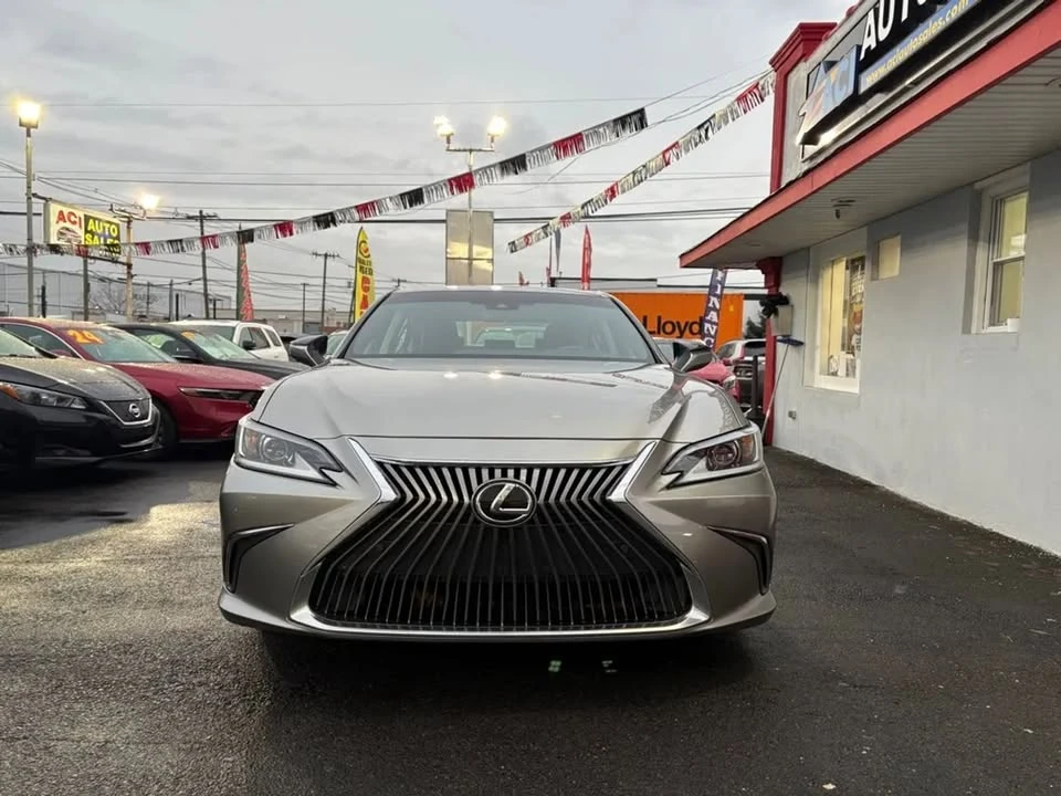 2020 Lexus ES 7th Gen - Image 2 of 20