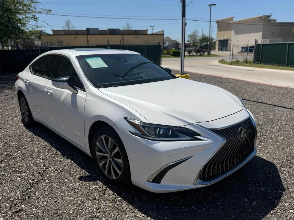 2020 Lexus ES 7th Gen - Image 2 of 9