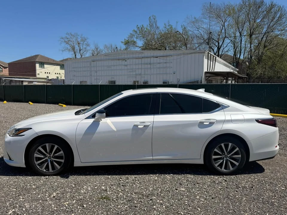 2020 Lexus ES 7th Gen - Image 5 of 9